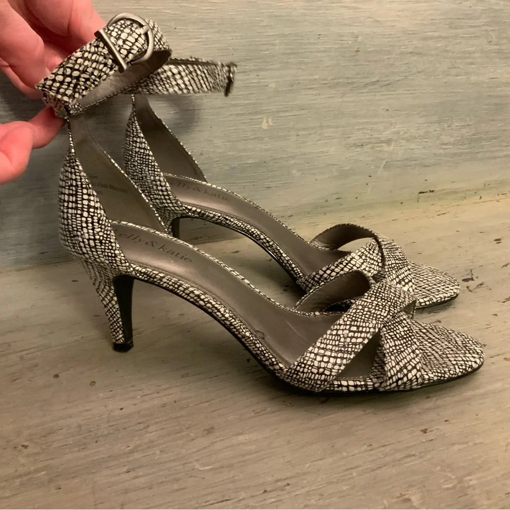 Kelly & Katie Black White Ankle Strap Kitten‎ Heels 3” Size 8.5 Good Condition